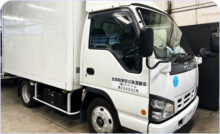 中身が見えない箱型車両